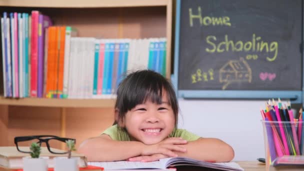 Estudantes Asiáticas Estudando Casa Durante Quarentena Novo Normal Ensino Casa — Vídeo de Stock