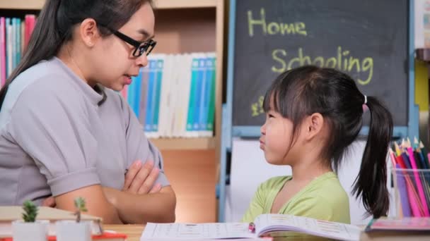 Wściekła Mama Uczy Leniwą Uczennicę Problemy Edukacją Dzieci Konflikt Między — Wideo stockowe