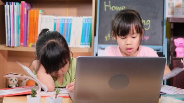 Dos Estudiantes Asiáticas Estudian Videollamada Línea Zoom Con Portátil Casa — Vídeo de stock