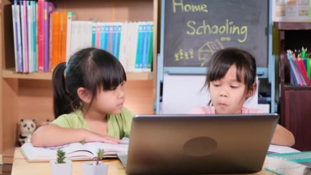 Duas Estudantes Asiáticas Estudam Videochamada Online Zoom Com Laptop Casa — Vídeo de Stock