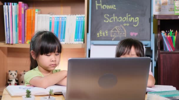 Dvě Asijské Studentky Studují Online Video Hovor Zoom Notebookem Doma — Stock video
