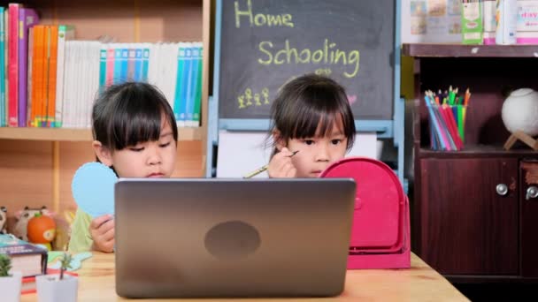 Twee Schattige Kleine Aziatische Zusjes Kijken Make Tutorials Laptop Doen — Stockvideo