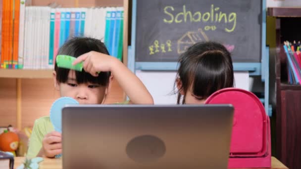Twee Schattige Kleine Aziatische Zusjes Kijken Make Tutorials Laptop Doen — Stockvideo