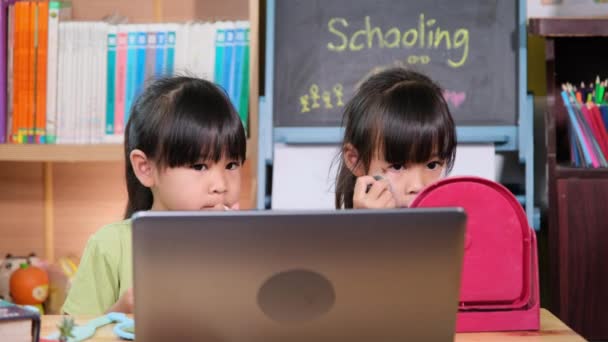 Две Милые Маленькие Азиатские Сестры Смотрят Уроки Макияжа Ноутбуке Делают — стоковое видео
