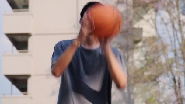 Ung Asiatisk Atletisk Man Som Spelar Basket Utomhus Unga Idrottsmän — Stockvideo
