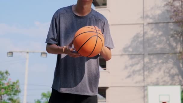 Genç Asyalı Atletik Erkek Dışarıda Basketbol Oynuyor Genç Sporcular Dışarıda — Stok video