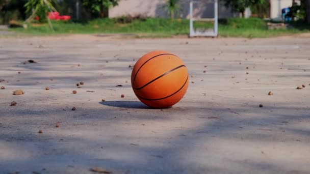 Kosárlabda Szabadban Pályán Ősszel — Stock videók