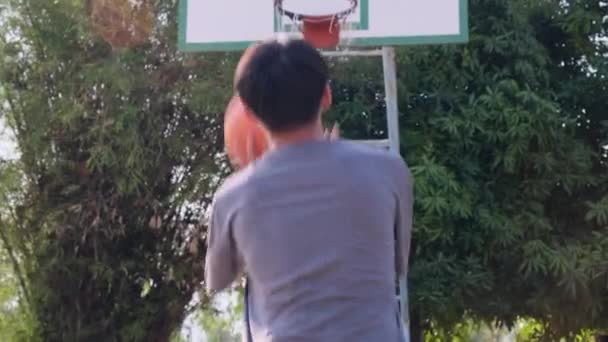 Jeune Athlète Asiatique Masculin Jouant Basket Extérieur Jeunes Sportifs Pratiquant — Video