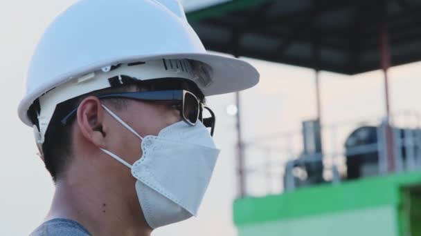 Joven Ingeniero Asiático Con Casco Máscara Mira Sonríe Cámara Fondo — Vídeo de stock