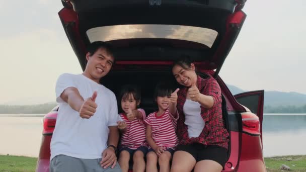 Família Feliz Apreciando Viagem Carro Férias Verão Família Viaja Estrada — Vídeo de Stock