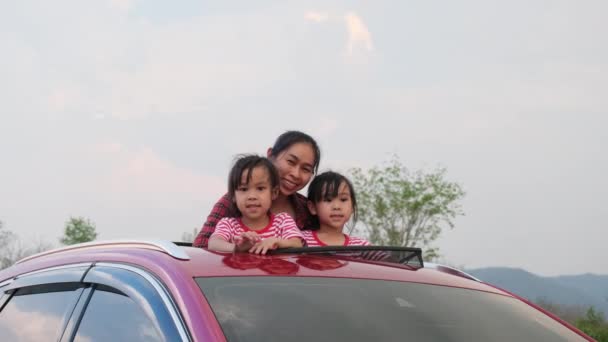 Família Feliz Apreciando Viagem Carro Férias Verão Mãe Criança Desfrutando — Vídeo de Stock