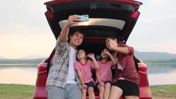 Szczęśliwa Rodzina Ciesząca Się Wycieczką Letnie Wakacje Rodzina Podróżuje Drodze — Wideo stockowe