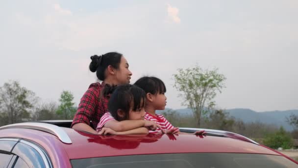 Família Feliz Apreciando Viagem Carro Férias Verão Mãe Criança Desfrutando — Vídeo de Stock