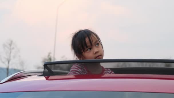 Joyeux Voyage Famille Pendant Les Vacances Été Bonne Petite Fille — Video