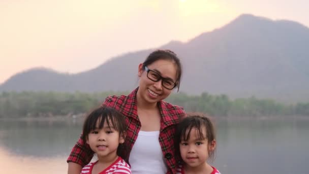 Mãe Feliz Com Crianças Desfrutando Natureza Sorrindo Olhando Para Câmera — Vídeo de Stock