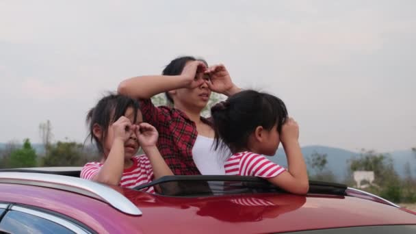 Glad Familj Njuter Road Trip Sommarsemester Mor Och Barn Njuter — Stockvideo