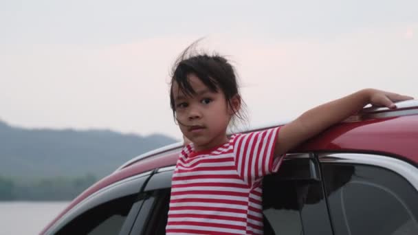 Мила Азіатська Дівчинка Посміхається Весело Подорожувати Машині Дивитися Вікна Автомобіля — стокове відео