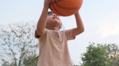 Dışarıda basketbol oynayan neşeli tatlı kız..