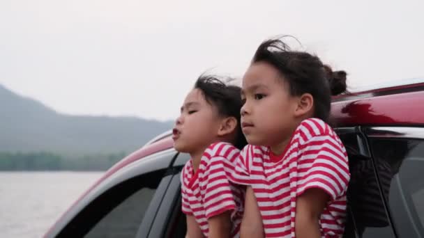 Cute Azjatyckie Rodzeństwo Dziewcząt Uśmiechnięty Zabawy Podróży Samochodem Patrząc Przez — Wideo stockowe