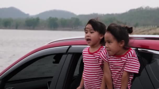 Милі Азіатські Сестри Дівчата Посміхаються Весело Подорожують Автомобілем Дивляться Вікно — стокове відео