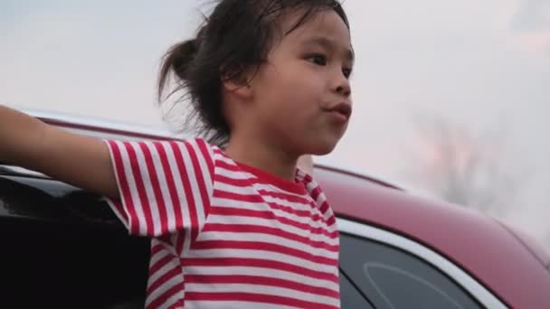 Мила Азіатська Дівчинка Посміхається Весело Подорожувати Машині Дивитися Вікна Автомобіля — стокове відео