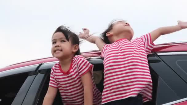 Carino Asiatici Fratelli Ragazze Sorridenti Divertirsi Viaggiando Auto Guardando Fuori — Video Stock