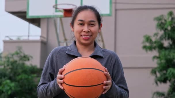 亚洲女子穿着运动服在户外运动场打篮球 女篮球运动员在地方法院室外练习 — 图库视频影像