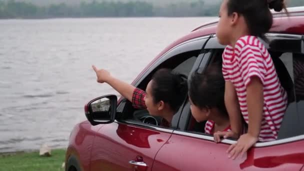 Щаслива Сім Насолоджується Поїздкою Літні Канікули Мати Діти Захоплюються Подорожами — стокове відео