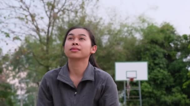 Азиатка Спортивной Одежде Играет Баскетбол Открытой Площадке Женщины Баскетболистки Тренируются — стоковое видео