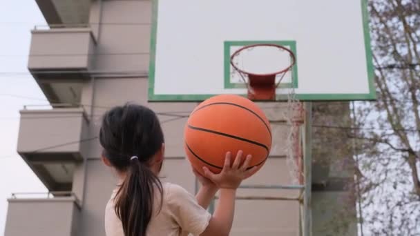 Dışarıda Basketbol Oynayan Neşeli Tatlı Kız — Stok video