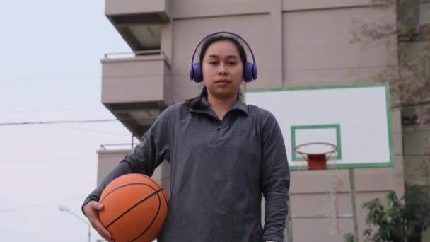 Азійська Спортсменка Навушниках Баскетболом Відкритому Баскетбольному Майданчику — стокове відео