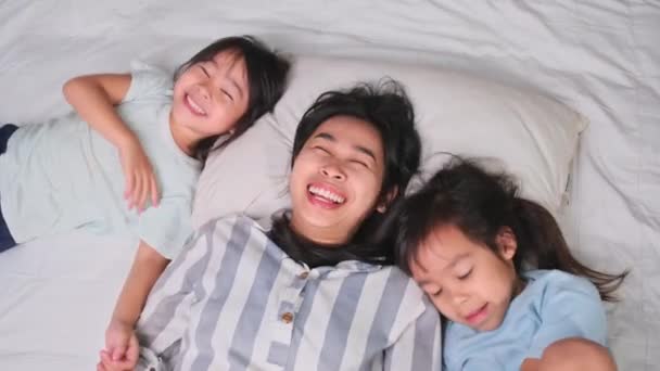 Портрет Щасливих Дітей Які Грають Своєю Матір Лежить Ліжку Вдома — стокове відео