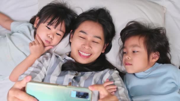 Mutlu Asyalı Aile Rahat Evlerinde Akıllı Telefonlarıyla Eğleniyor Gülümseyen Anne — Stok video