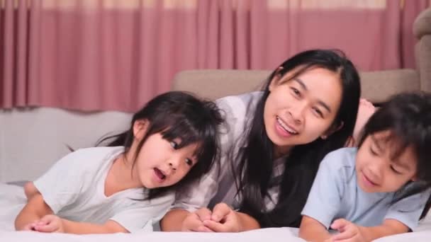 Des Enfants Heureux Jouant Avec Leur Mère Allongée Sur Lit — Video