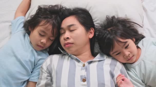 熟睡的母亲和可爱的女儿们拥抱在床上 做着甜蜜的梦 在家里玩的开心 — 图库视频影像