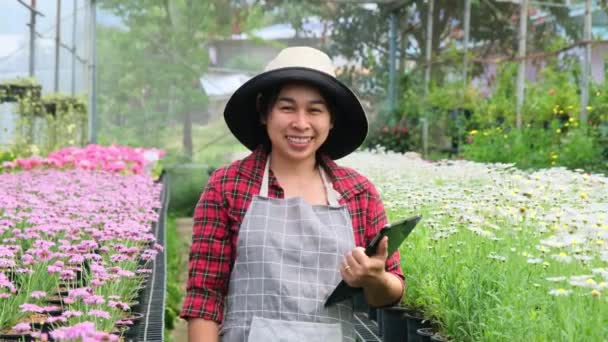 Mulher Jardineiro Bonita Usa Tablet Enquanto Trabalhava Uma Estufa Mulher — Vídeo de Stock