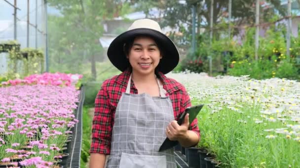 Wanita Tukang Kebun Yang Cantik Menggunakan Tablet Saat Bekerja Rumah — Stok Video