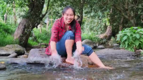 Красива Азіатка Сидить Камені Посеред Струмка Гірському Лісі Насолоджується Природою — стокове відео