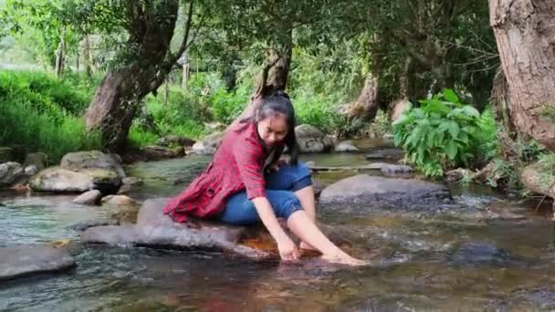 Красива Азіатка Сидить Камені Посеред Струмка Гірському Лісі Насолоджується Природою — стокове відео