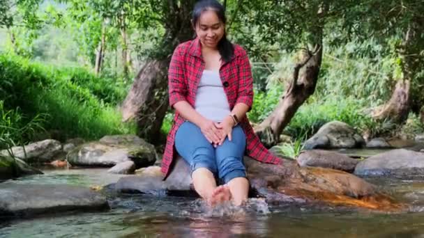 Beautiful Asian Woman Sits Stone Middle Stream Mountain Forest Playing — Stock Video