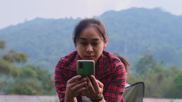 Putri Kecil Yang Lucu Berlari Dan Memeluk Ibu Cantik Dari — Stok Video