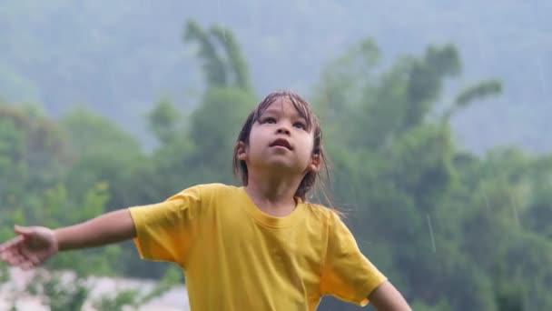 Carino Bambina Divertirsi Cattura Gocce Pioggia Bambini Giocano Sotto Pioggia — Video Stock
