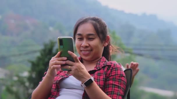 Putri Kecil Yang Lucu Berlari Dan Memeluk Ibu Cantik Dari — Stok Video