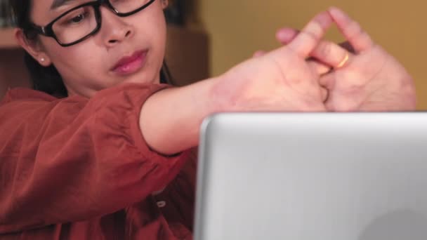 Mulher Asiática Grave Sentindo Dor Pescoço Ombros Depois Trabalhar Laptop — Vídeo de Stock