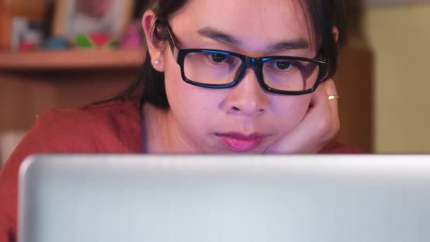Seriöse Asiatin Benutzt Laptop Während Sie Drinnen Arbeitet Asiatische Geschäftsfrau — Stockvideo