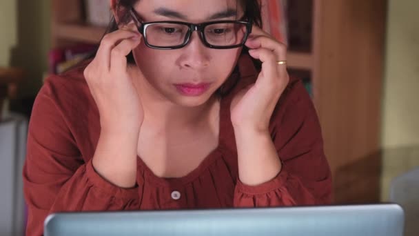 Ciddi Bir Asyalı Kadın Bilgisayarla Uzun Süre Mekanda Çalıştıktan Sonra — Stok video