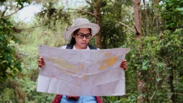 Wanita Muda Wisatawan Yang Bahagia Dengan Ransel Hutan Tropis Seorang — Stok Video