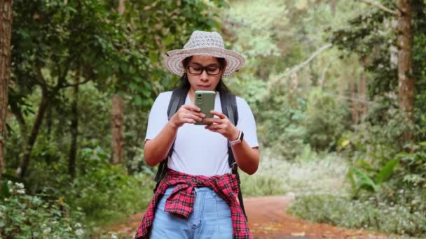 Viajero Femenino Utiliza Teléfono Inteligente Para Localizar Navegar Mientras Mochilero — Vídeos de Stock