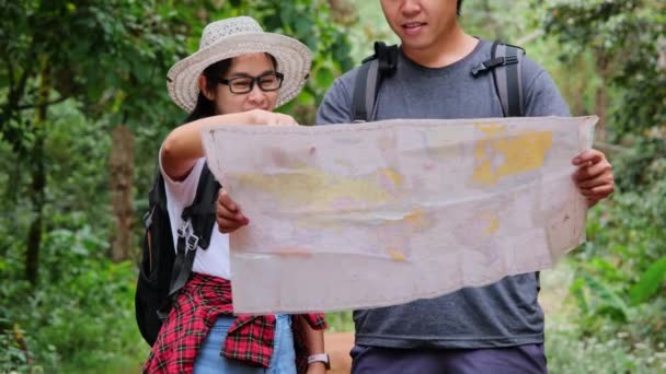 Casal Turistas Asiáticos Com Mochilas Uma Floresta Tropical Turistas Masculinos — Vídeo de Stock