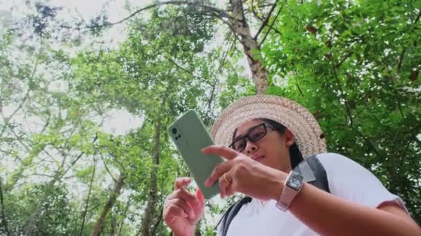 Női Utazó Használ Egy Okostelefon Hogy Keresse Meg Navigálni Miközben — Stock videók